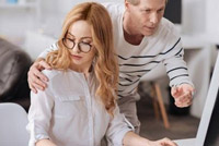 المعاكسات التي تتعرضينَ لها.. هل من الجيد إبلاغ زوجكِ بها؟