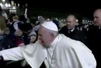  امرأة تسحب البابا من يده بقوة بشكل مفاجئ... ماذا حصل في ساحة القديس بطرس؟