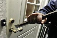  بعد نانسي عجرم.. فنانة لبنانية تتعرّض للسرقة تحت تهديد طفليها بالسلاح!