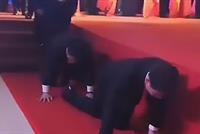 مدراء في إحدى الشركات يزحفون أمام موظّفيهم.. عقاباً على 