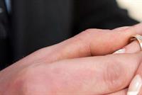  شابٌ وخطيبته يُلغيان زفافهما.. أمُّ العروس هربت مع والد العريس! 