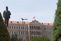 في مشهد غير مألوف.. وزير لبناني يصل بالتاكسي إلى جلسة الحكومة!