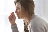 السعال الجاف أحد عوارض كورونا.. يستمرّ لنصف يوم ولا يُنتج البلغم أو المخاط