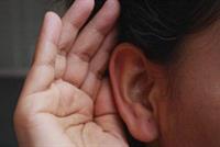 ضعف السمع قد يكون عارضاً نادراً للإصابة بـ