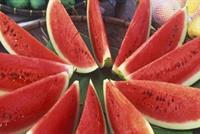 على هؤلاء تجنّب تناول البطيخ الأحمر