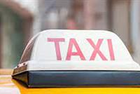 سائق تاكسي يعيد ألفي دولار لمرأة عجوز دفعتها بالخطأ
